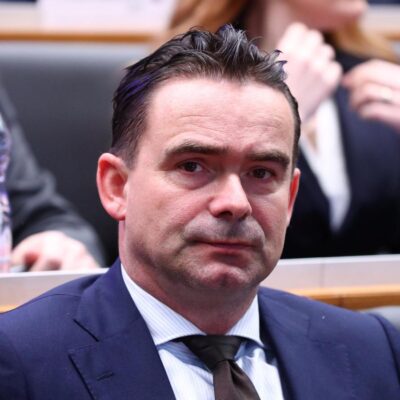 Lees meer over het artikel Overmars verpest baan, club? huwelijk? en casa?