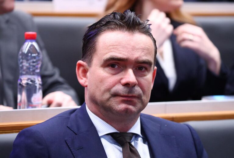 Lees meer over het artikel Overmars verpest baan, club? huwelijk? en casa?